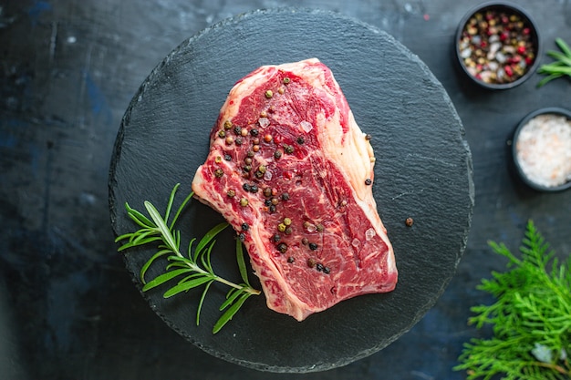 bife cru fresco lombo carne bovina suculenta na mesa tamanho da porção