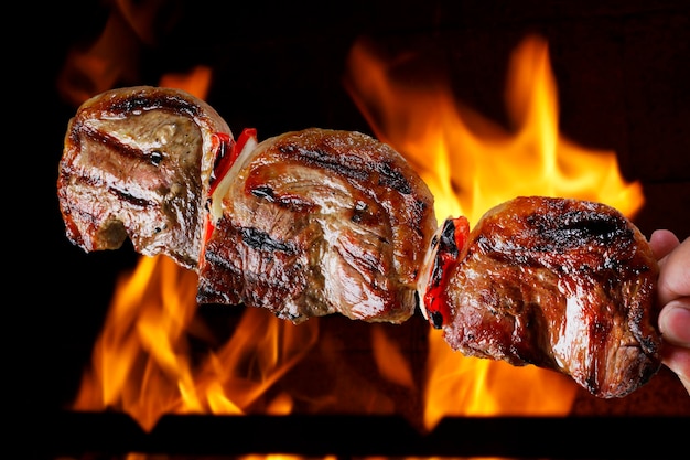 Bife de alcatra com salada de legumes