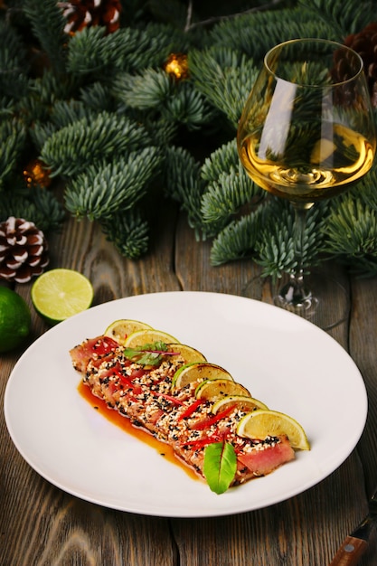 Bife de atum com limão e abeto de natal