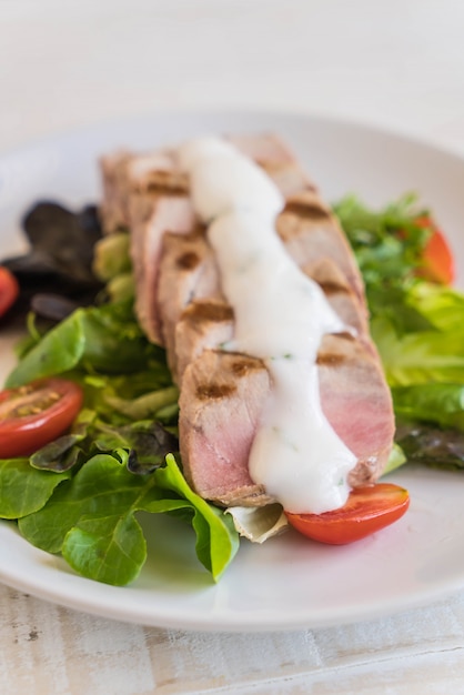 bife de atum com salada