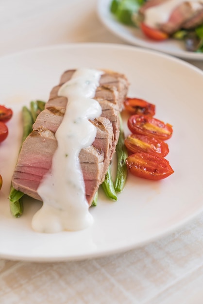 Bife de atum com salada