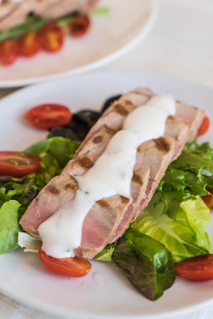 bife de atum com salada