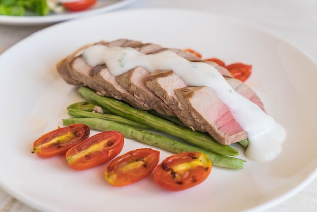 bife de atum com salada