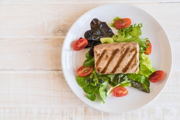 bife de atum com salada