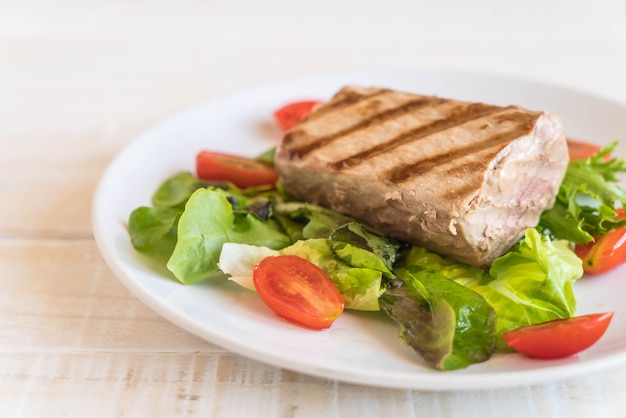 Bife de atum com salada