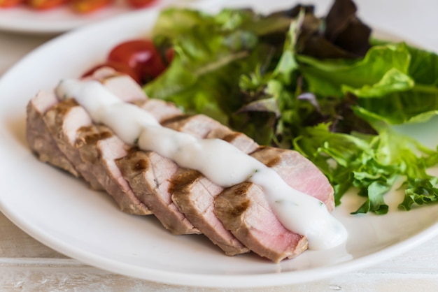 Bife de atum com salada