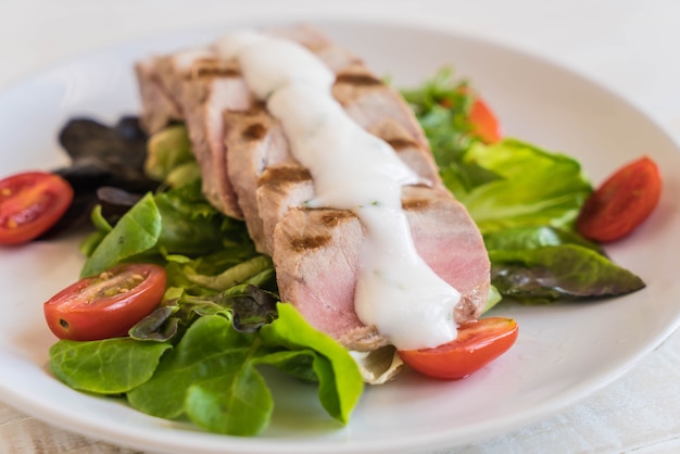 bife de atum com salada