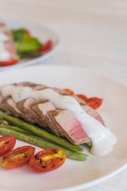 bife de atum com salada