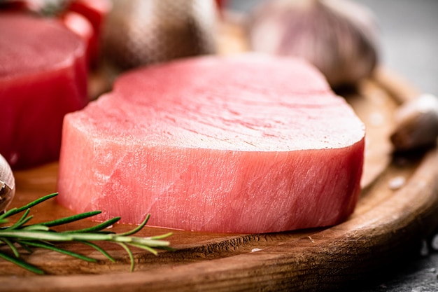 Bife de atum cru fresco com alecrim e alho