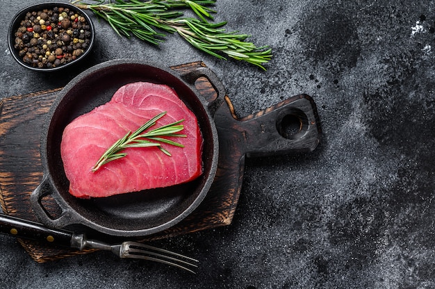 Bife de atum cru fresco com alecrim em uma panela