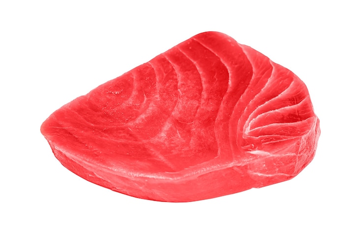 Foto bife de atum cru fresco isolado no fundo branco.