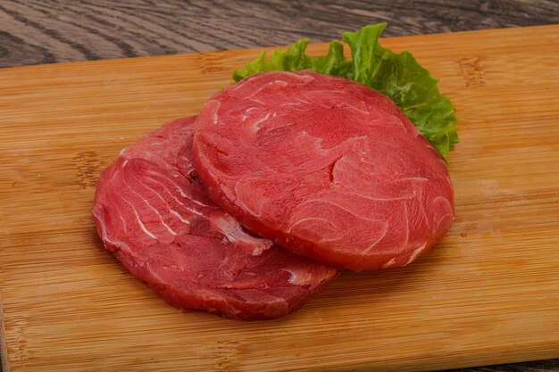 Bife de atum cru para grelhar