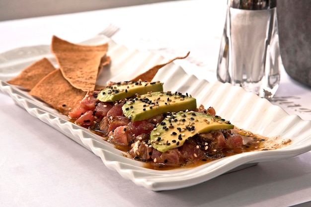 Bife de atum fatiado com abacate, gergelim e tortilhas, estilo de vida de restaurante de comida