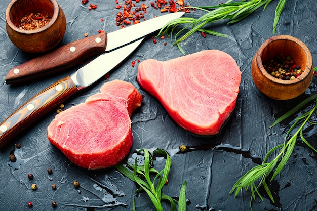 Bife de atum fresco e estragão na mesa da cozinha