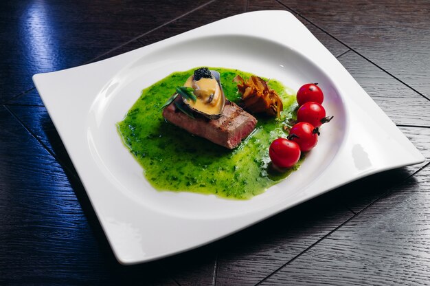 Bife de atum grelhado com vegetais com tomate cereja mexilhão e molho