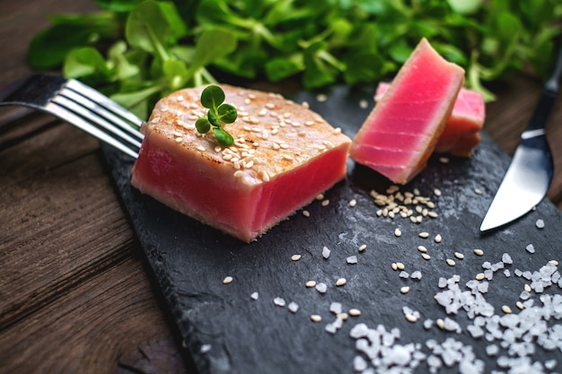 Bife de atum grelhado salada verde close-up