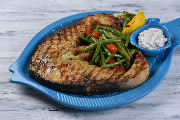 Bife de beluga com legumes e molho, filé de peixe grelhado, frutos do mar, vista superior