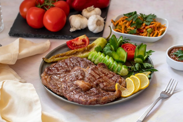 Bife de bife cozido em um fundo branco bife de carne grelhada