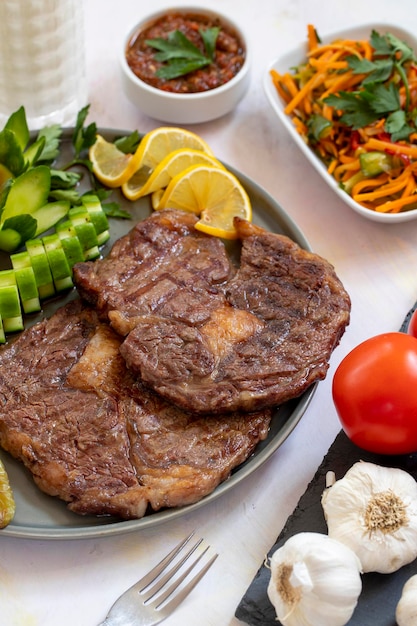 Bife de bife cozido em um fundo branco bife de carne grelhada