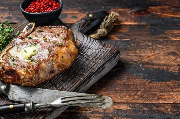 Bife de boi grelhado ou striploin com osso com espaço de cópia