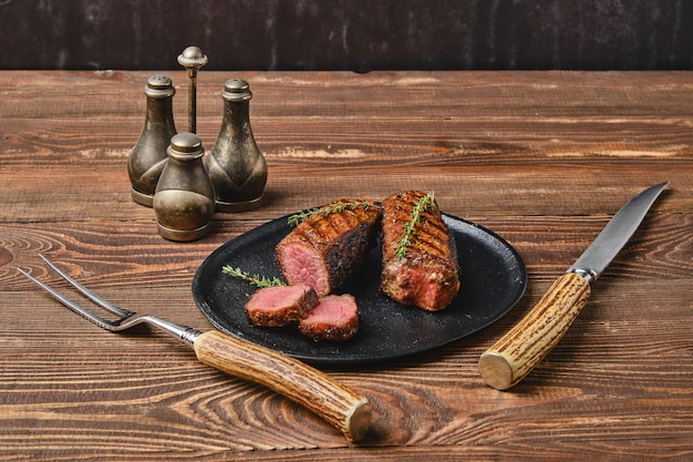 Bife de carne assada cortado em fatias