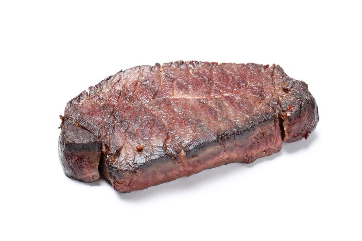 Foto bife de carne assada isolado no fundo branco