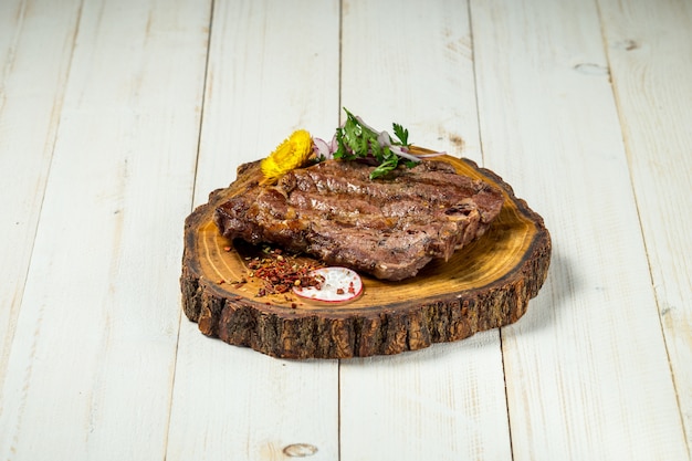 Bife de carne assada na mesa de madeira