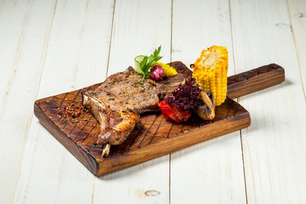 Bife de carne assada na mesa de madeira