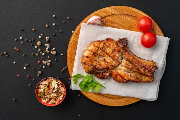 Bife de carne assada quente assado com molho vermelho, cebola e especiarias, folhas de alface