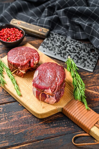 Bife de carne bovina crua Filé de lombo em uma tábua.