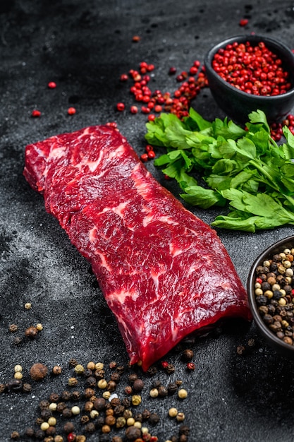 Bife de carne bovina em mármore cru. Vista do topo.