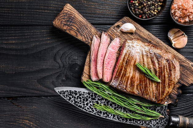 Bife de carne bovina grelhada em uma tábua de madeira