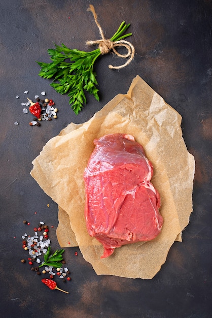 Bife de carne crua com especiarias em fundo enferrujado