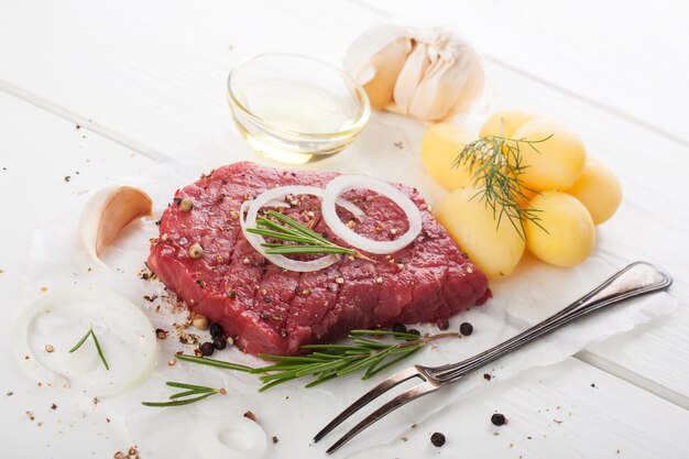 Bife de carne crua e especiarias