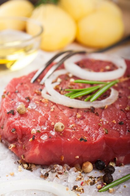 Bife de carne crua e especiarias