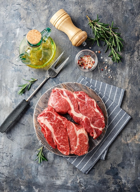 Bife de carne crua em fundo cinza escuro
