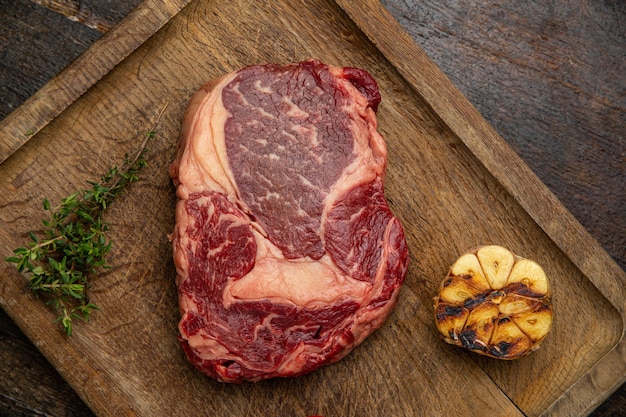 bife de carne crua em uma placa de madeira em um restaurante premium