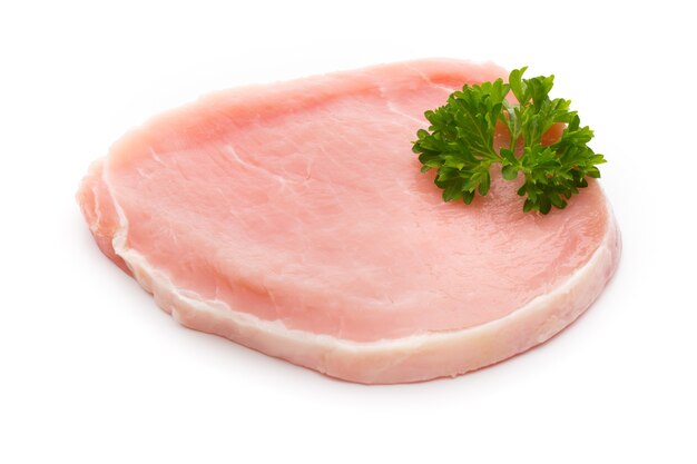 Bife de carne crua fresca isolado na superfície branca, vista superior.