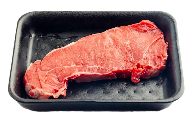 Bife de carne crua isolado no fundo branco