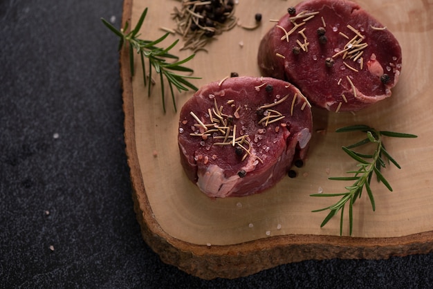 Bife de carne crua na tábua de madeira