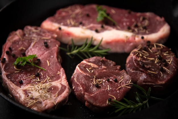 Bife de carne crua na tábua de madeira