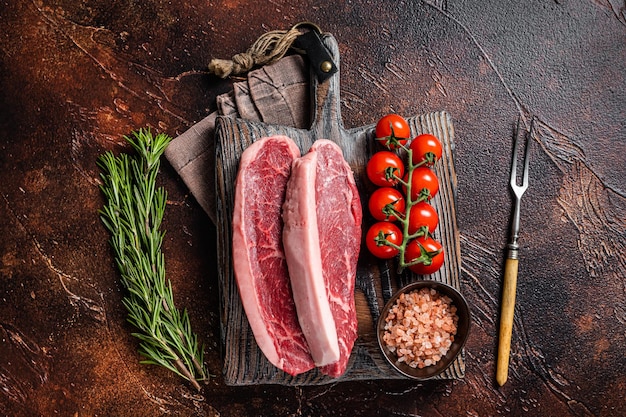 Bife de carne de picanha crua tradicional carne brasileira cortada com tomilho fundo de madeira vista superior