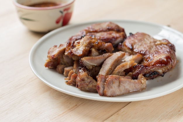 Bife de carne de porco com molho de estilo tailandês