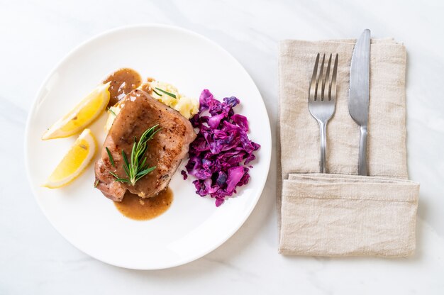 bife de carne de porco com repolho roxo e purê de batatas