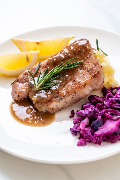 bife de carne de porco com repolho roxo e purê de batatas