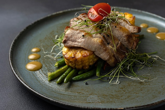 Bife de carne em um restaurante Um prato de carne