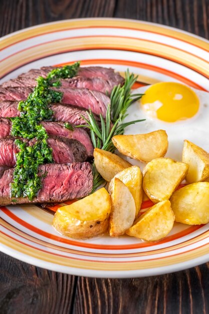 Bife de carne fatiada