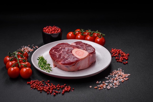 Bife de carne fresca crua com osso ou ossobuco com especiarias salgadas e ervas