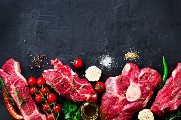 Bife de carne fresca crua com tomate cereja, pimenta, alho, azeite e ervas