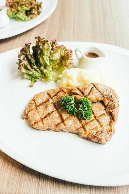 Bife de carne grelhada com molho